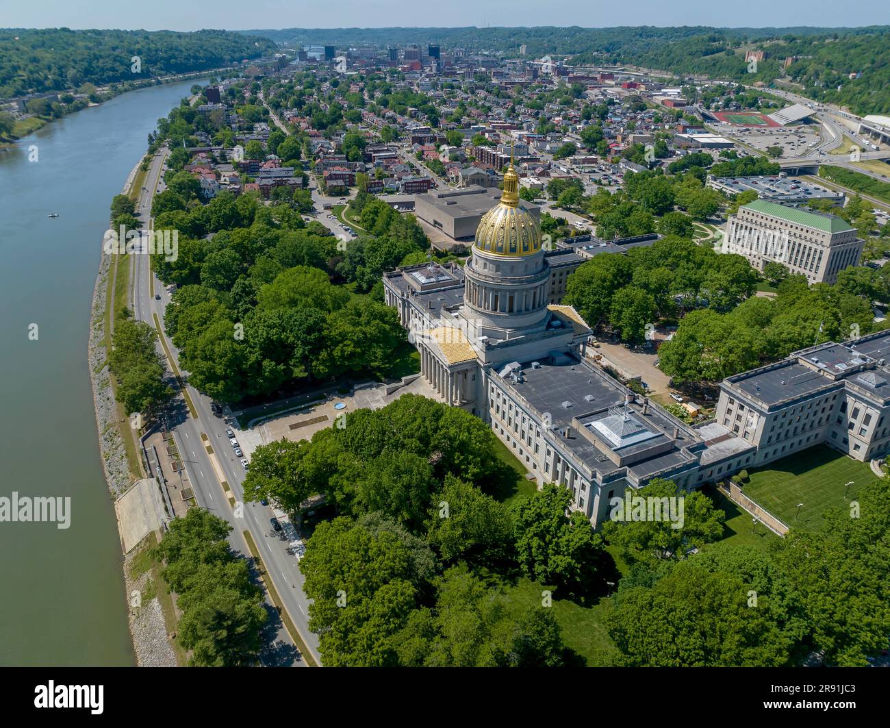 Charleston, West Virginia, Stati Uniti. 11th maggio, 2023. Veduta aerea del Campidoglio dello Stato della Virginia Occidentale, sede del governo dello Stato degli Stati Uniti della Virginia Occidentale, e ospita la Legislatura della Virginia Occidentale e l'ufficio del Governatore della Virginia Occidentale. (Credit Image: © Walter G. Arce Sr./ZUMA Press Wire) SOLO PER USO EDITORIALE! Non per USO commerciale! Foto Stock