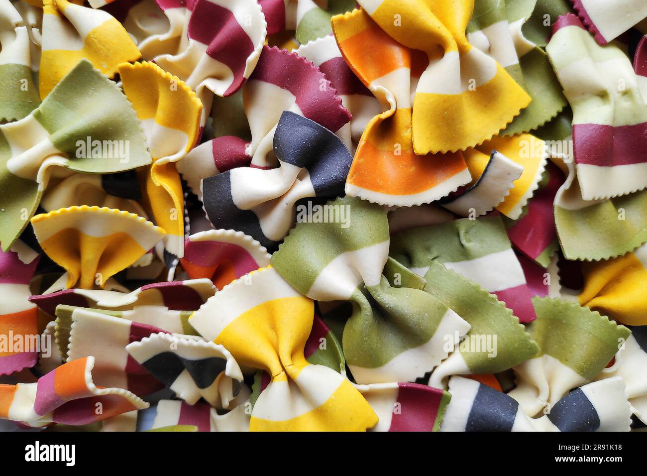 Primo piano su una pila di farfalles multicolore non cotte provenienti dall'Italia. Foto Stock