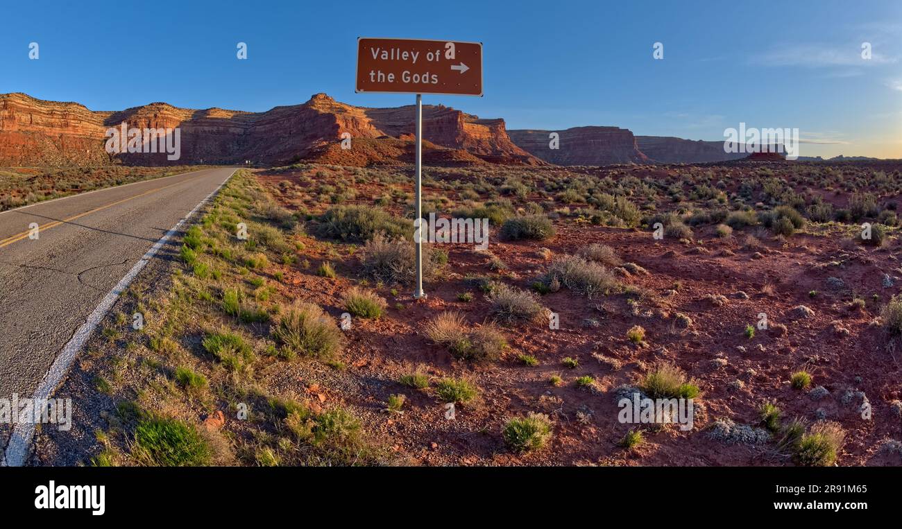 L'ingresso sud per Valley of the Gods all'uscita dell'autostrada 261 nello Utah. Situato a nord-ovest della Monument Valley e del Mexican Hat. Foto Stock