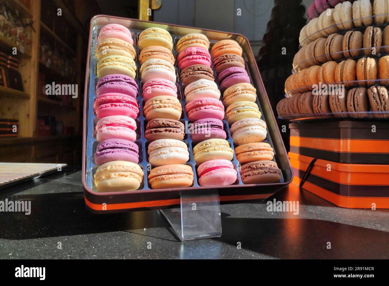 Scatola di macaroon in vendita nella vetrina di una panetteria parigina. Foto Stock