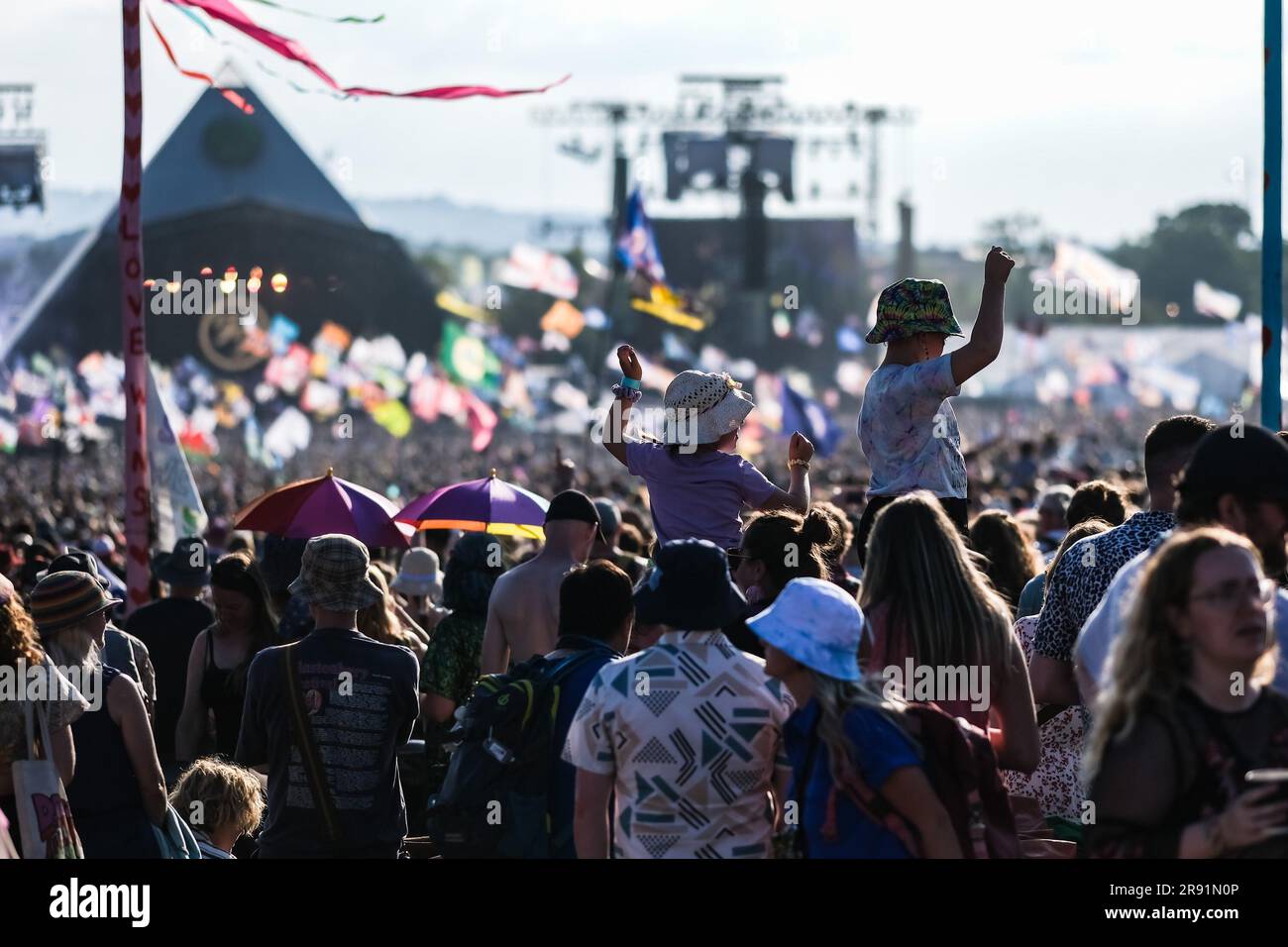 Glastonbury, Regno Unito. 23 giugno 2023. Atmosfera nella folla fotografata mentre i Foo Fighters si esibivano sul palco piramidale principale durante il Glastonbury 2023 presso la Worthy Farm. Foto di Julie Edwards Credit: JEP Celebrity Photos/Alamy Live News Foto Stock