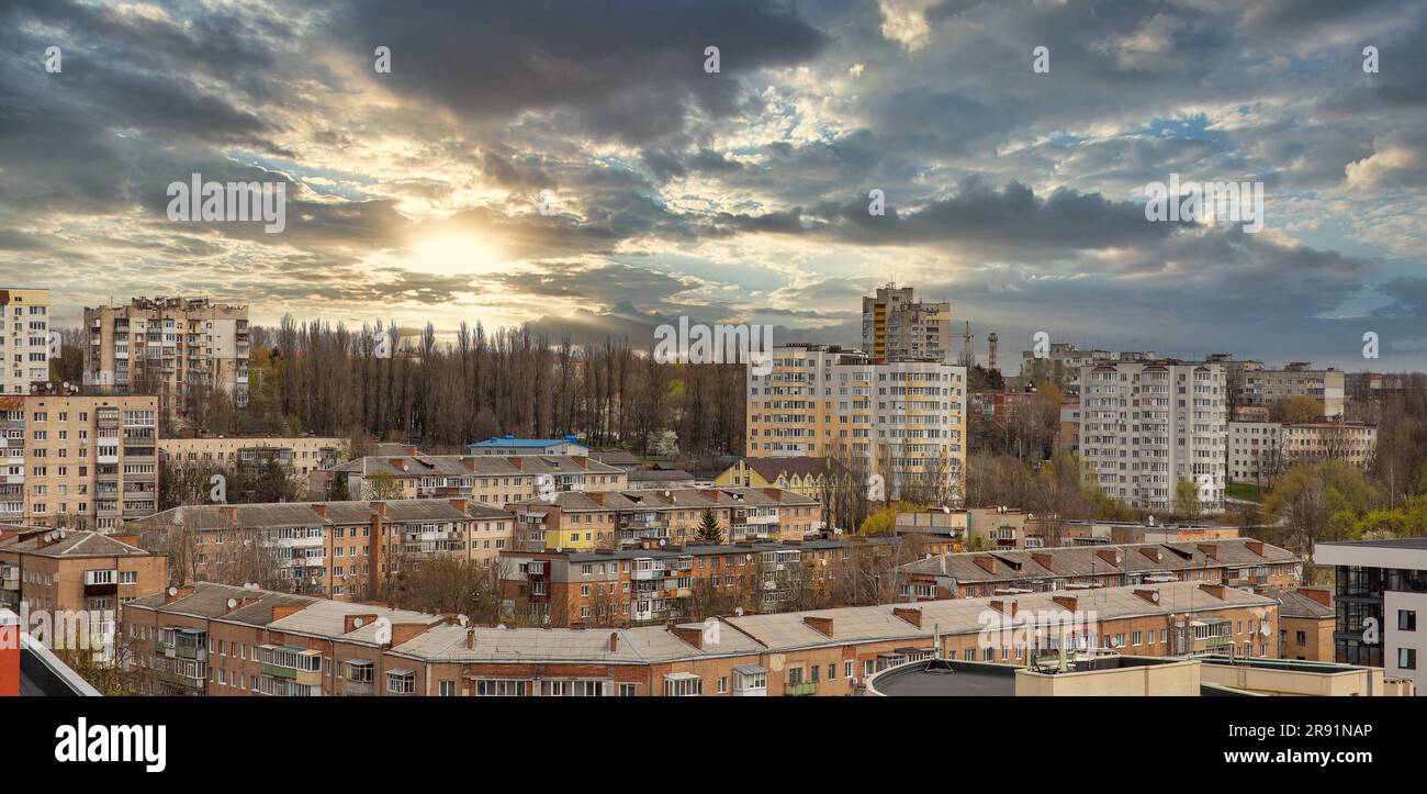 Vecchi edifici residenziali. È una città dell'Ucraina occidentale, situata sul fiume Bug meridionale. Foto Stock