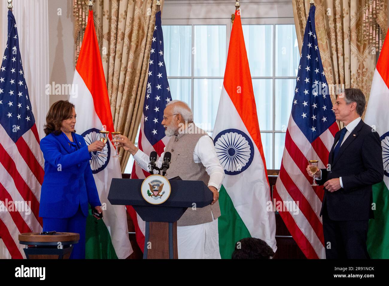 Washington, Stati Uniti. 23 giugno 2023. Vicepresidente Kamala Harris (L), primo ministro indiano Narendra modi (C) e segretario di Stato Antony Blinken brindisi durante un pranzo presso il Dipartimento di Stato di Washington, DC, venerdì 23 giugno 2023. Foto di Rod Lamkey/UPI Credit: UPI/Alamy Live News Foto Stock