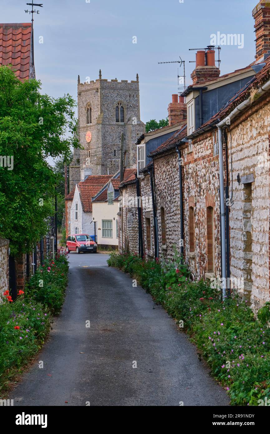 Il Norfolk Coast Path si avvicina a Brancaster lungo Choseley Road, Brancaster, Norfolk Foto Stock