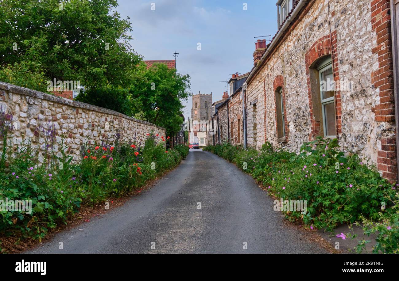 Il Norfolk Coast Path si avvicina a Brancaster lungo Choseley Road, Brancaster, Norfolk Foto Stock