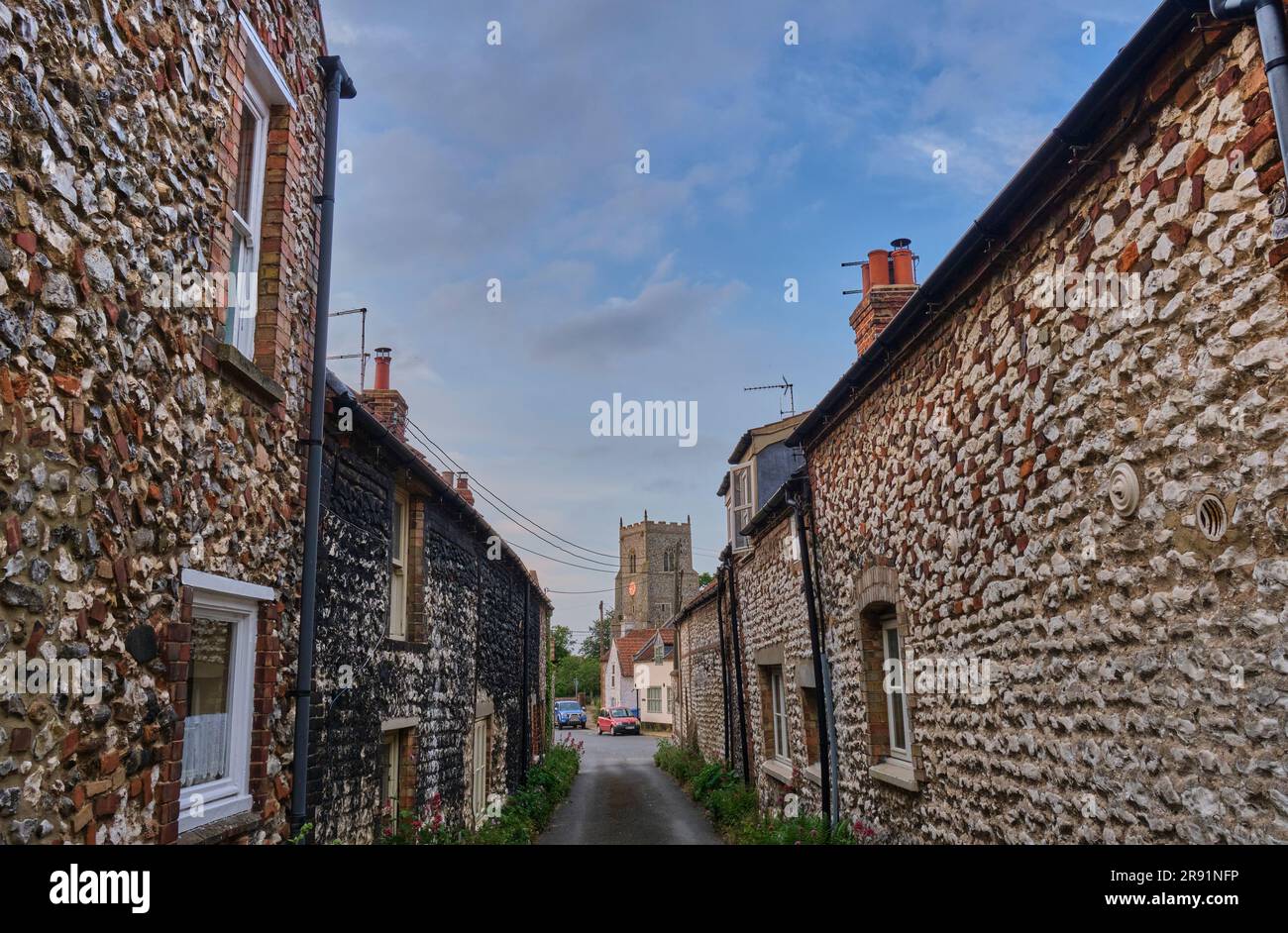 Il Norfolk Coast Path si avvicina a Brancaster lungo Choseley Road, Brancaster, Norfolk Foto Stock
