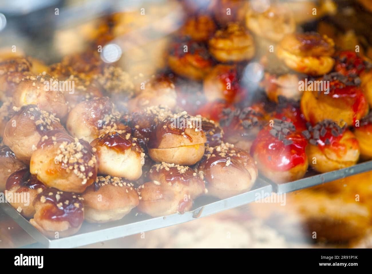 Sfoglia di crema portoghese nello show case di un panificio a Porto, Portogallo. Foto Stock