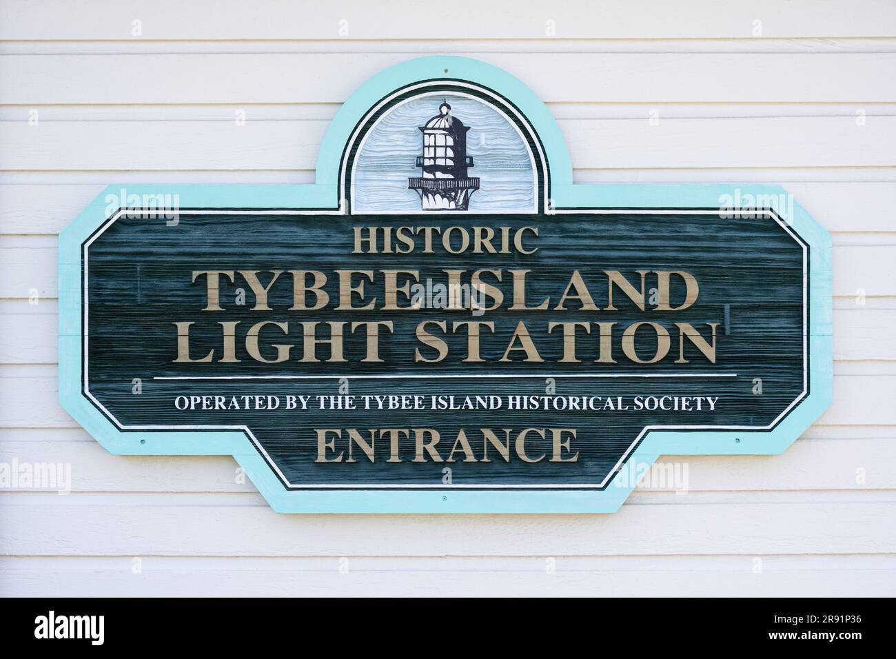 Cartello d'ingresso presso la storica stazione luminosa di Tybee Island sull'isola di Tybee, lungo la costa atlantica appena a est di Savannah, Georgia. (USA) Foto Stock