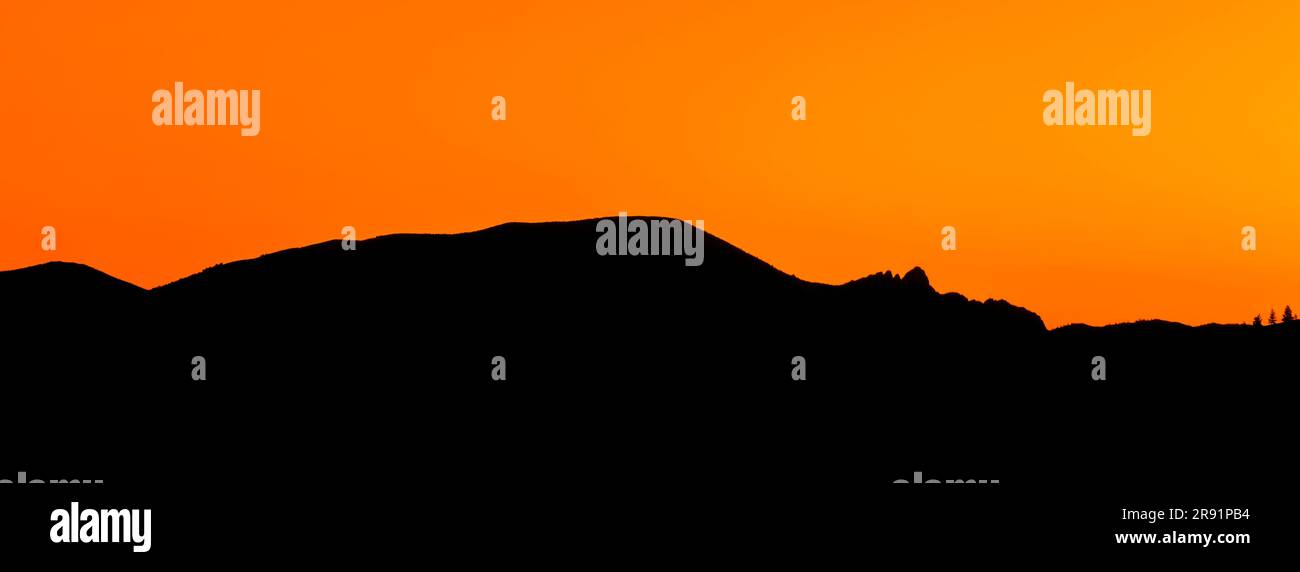 panorama di un caldo bagliore di un cielo prima dell'alba su una montagna gigante addormentata vicino a helena, montana Foto Stock