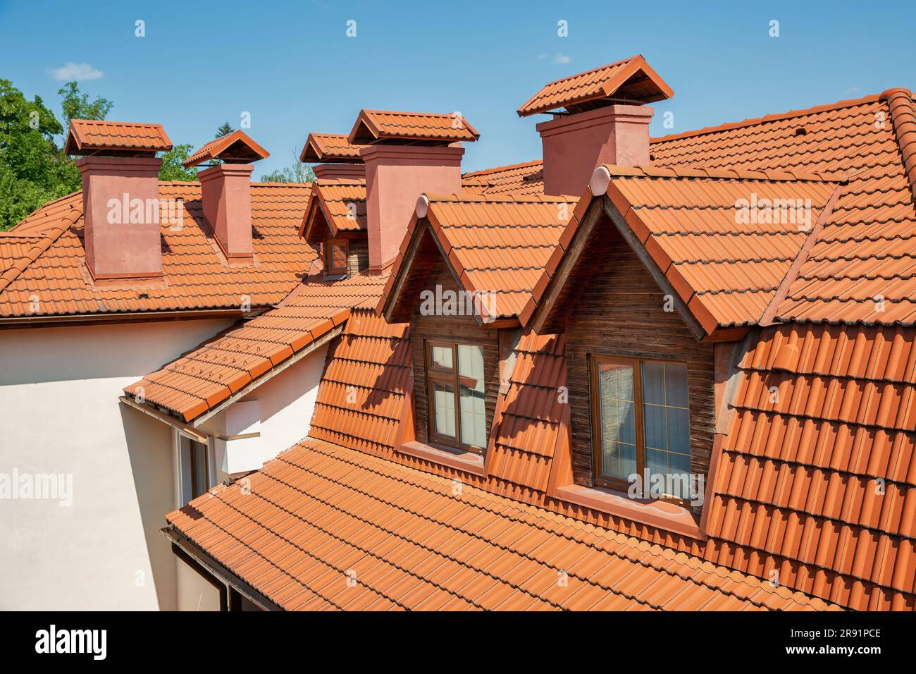 casa con un moderno primo piano di piastrelle sul tetto arancione Foto Stock