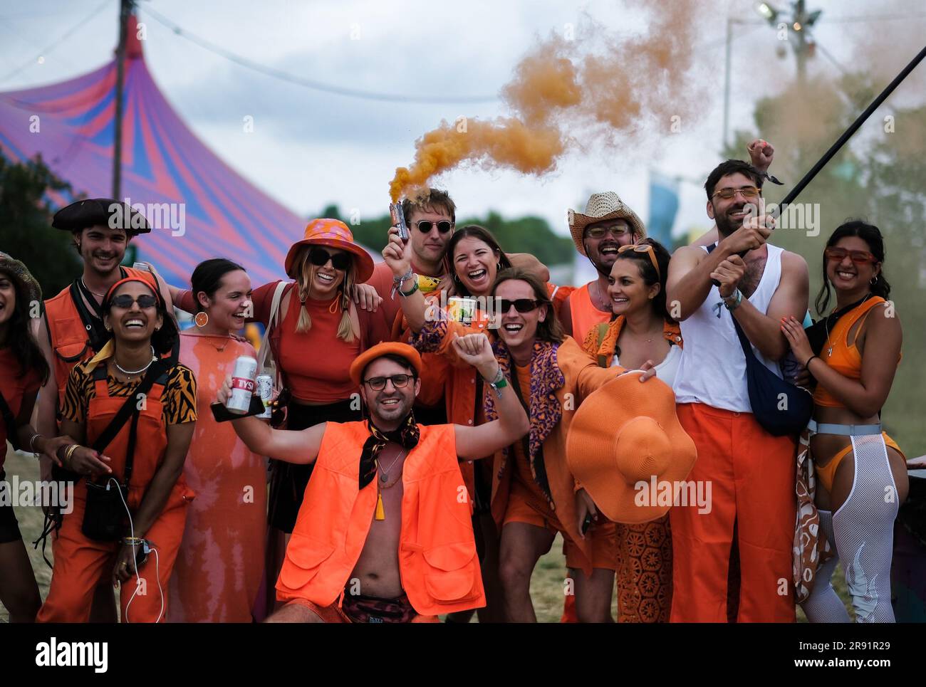 Glastonbury, Regno Unito. 23 giugno 2023. Un gruppo di amici che indossano arancio con un bagliore illuminato fotografato durante il Glastonbury Festival 2023 presso la Worthy Farm. Foto di Julie Edwards Credit: JEP Celebrity Photos/Alamy Live News Foto Stock