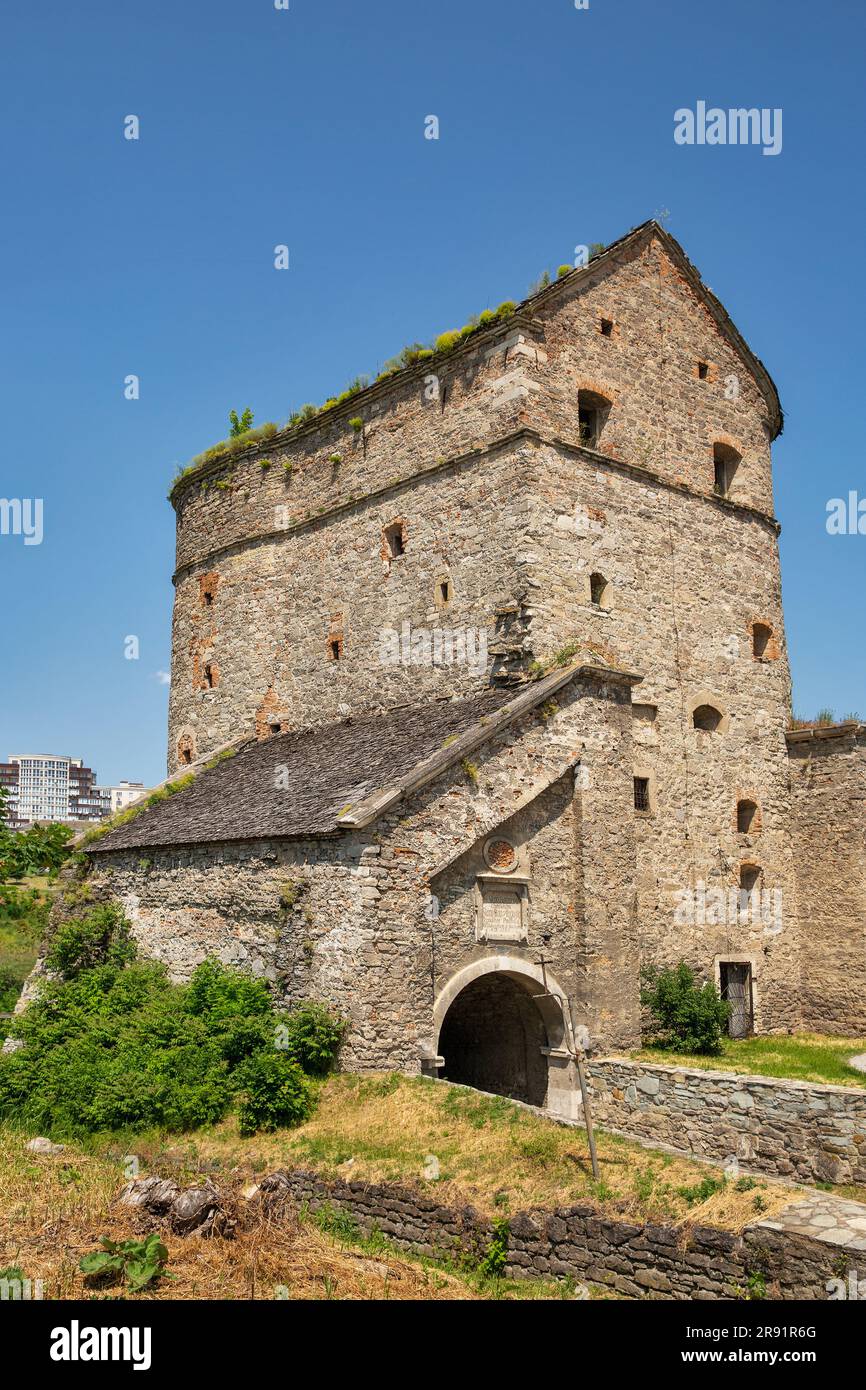 Antica porta medievale di Stephen Bathory in pietra. Fa parte del vecchio complesso fortificato della città del castello di Kamianets-Podilskyi, Ucraina. Foto Stock