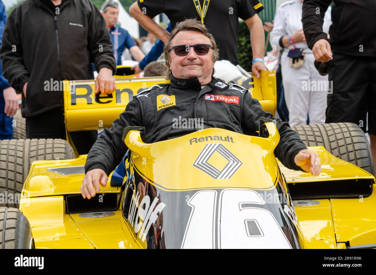 René Arnoux, ex pilota francese che ha gareggiato in 12 stagioni di Formula 1 dal 1978. A Goodwood, a bordo di una Renault RS01 classica F1 Foto Stock