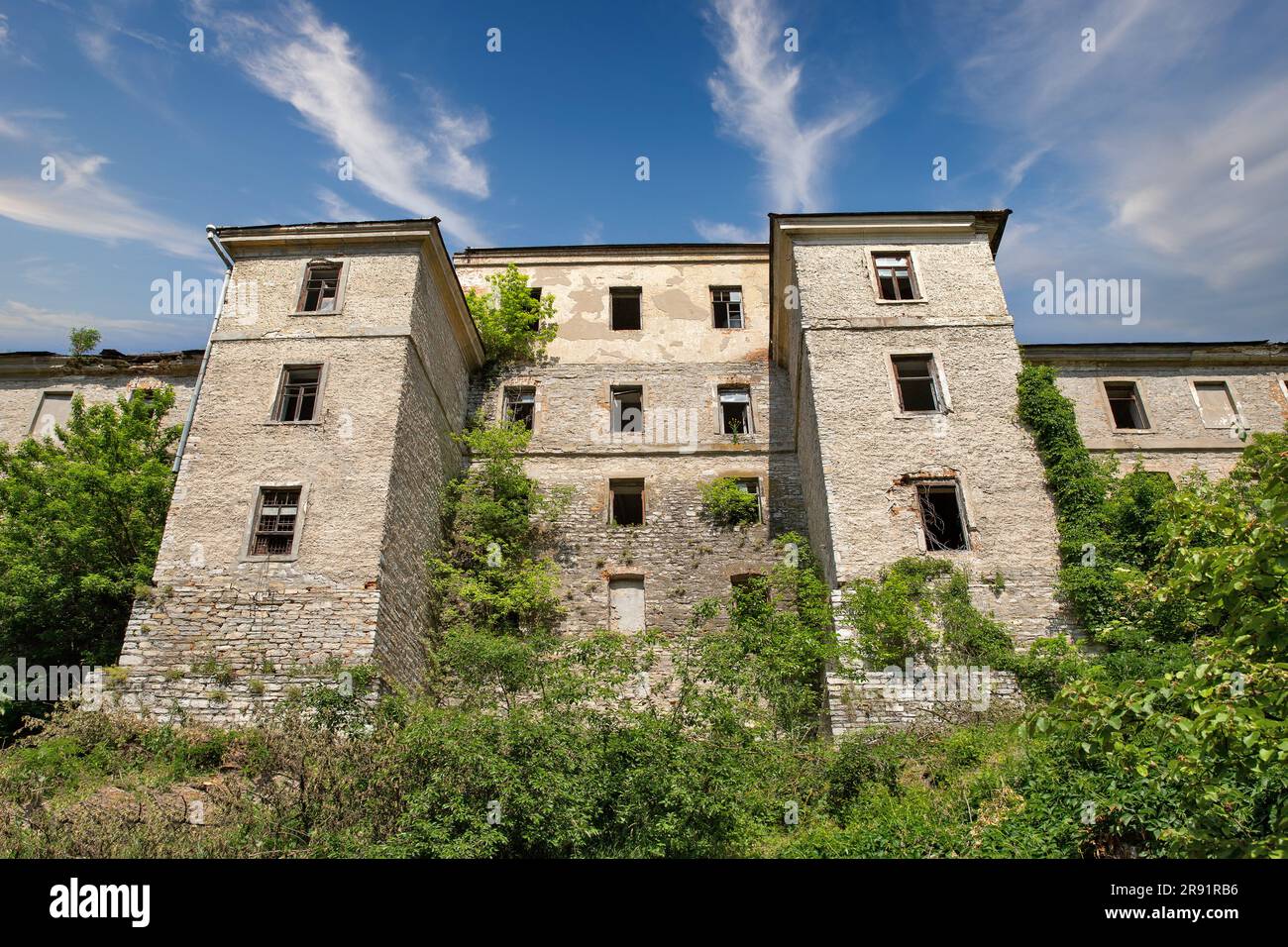 Vecchia caserma fortezza abbandonata a Kamianets-Podilskyi, Ucraina. Fa parte del complesso fortificato della città. Foto Stock