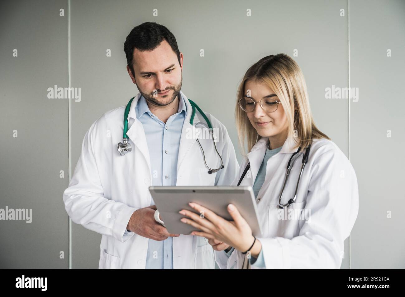 Colleghi medici che discutono su tablet PC in ospedale Foto Stock