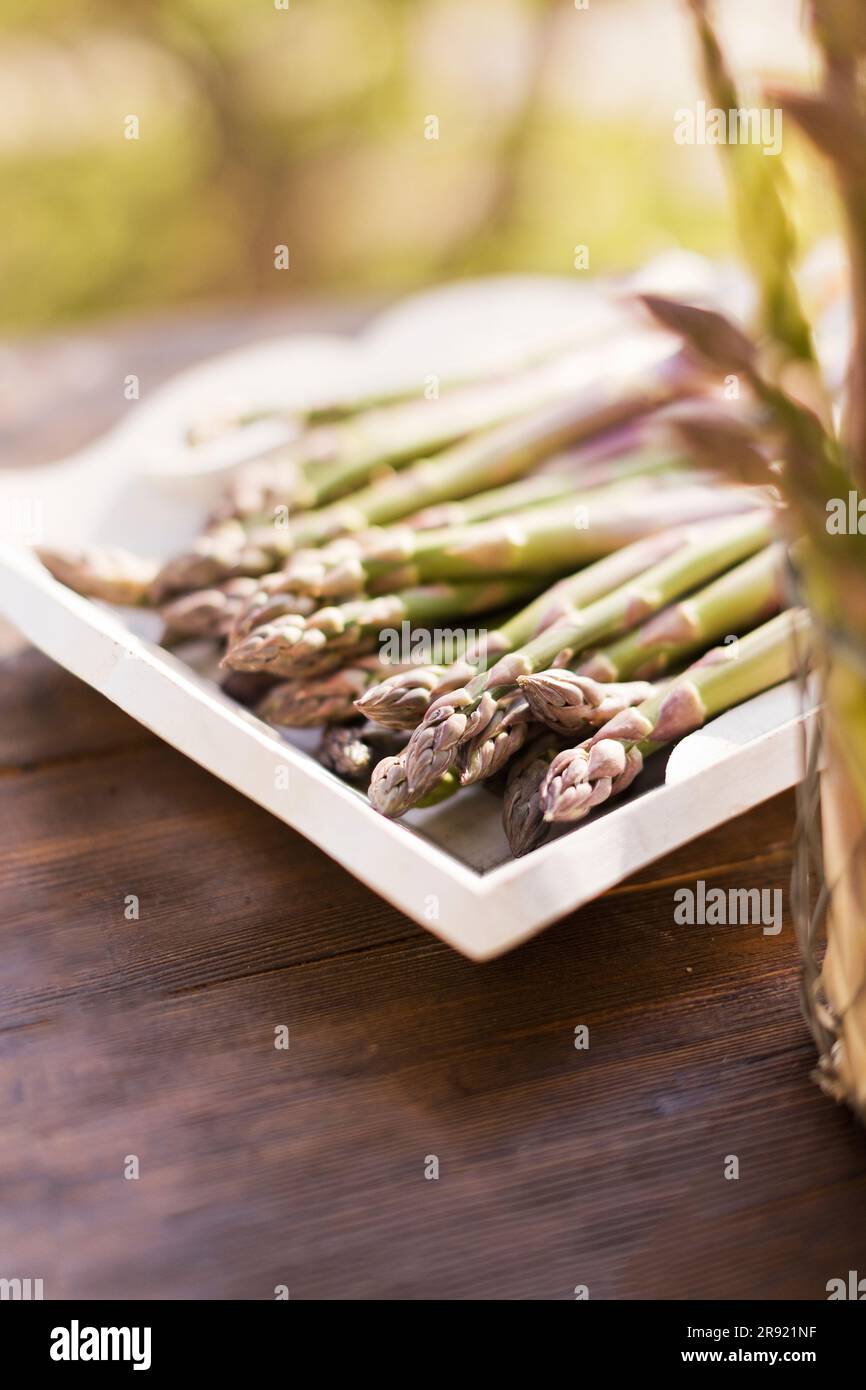 Asparagi freschi disposti in vassoio bianco Foto Stock