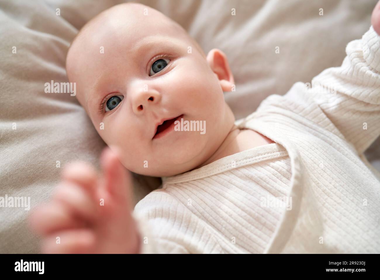 Carina bambina sdraiata nella culla a casa Foto Stock