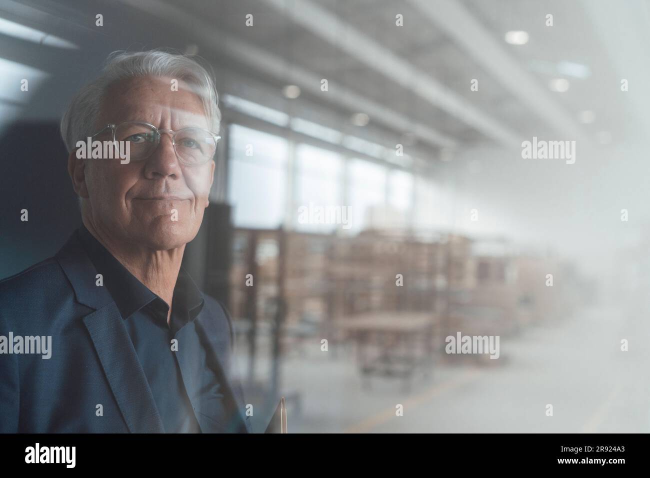 Uomo d'affari anziano che indossa occhiali da vista visti attraverso il vetro Foto Stock