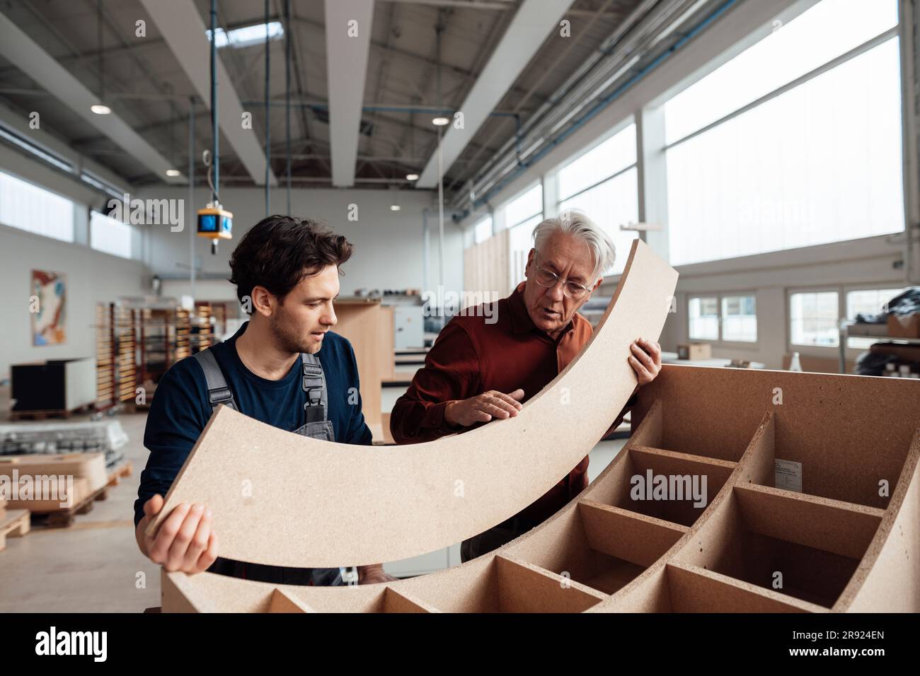 Uomo d'affari con un collega che produce mobili nell'industria Foto Stock