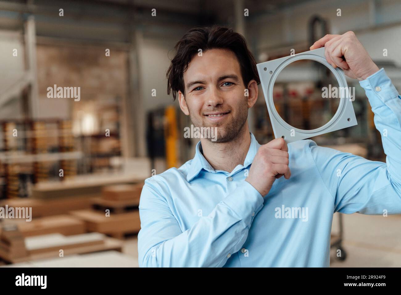 Un uomo d'affari felice che mostra la parte della macchina Foto Stock