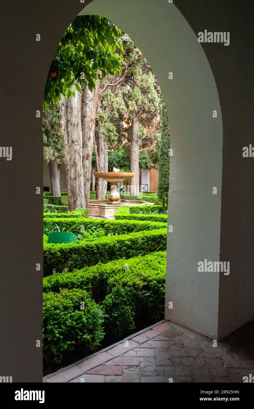 Guardando attraverso un arco nel Giardino segreto in Spagna Foto Stock