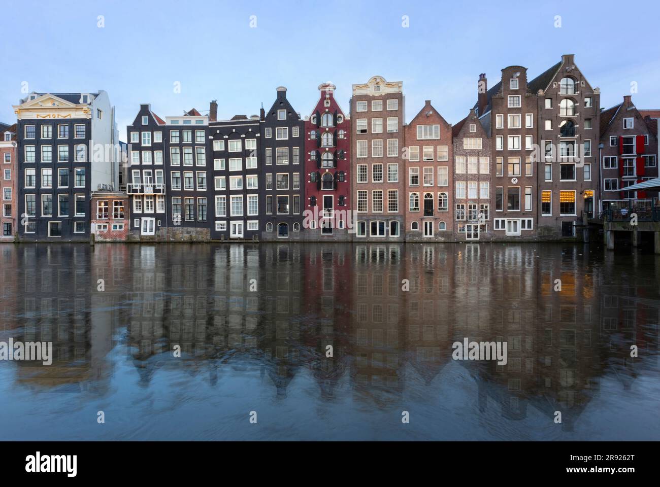 Olanda, Olanda settentrionale, Amsterdam, fila di case a schiera lungo il canale Foto Stock