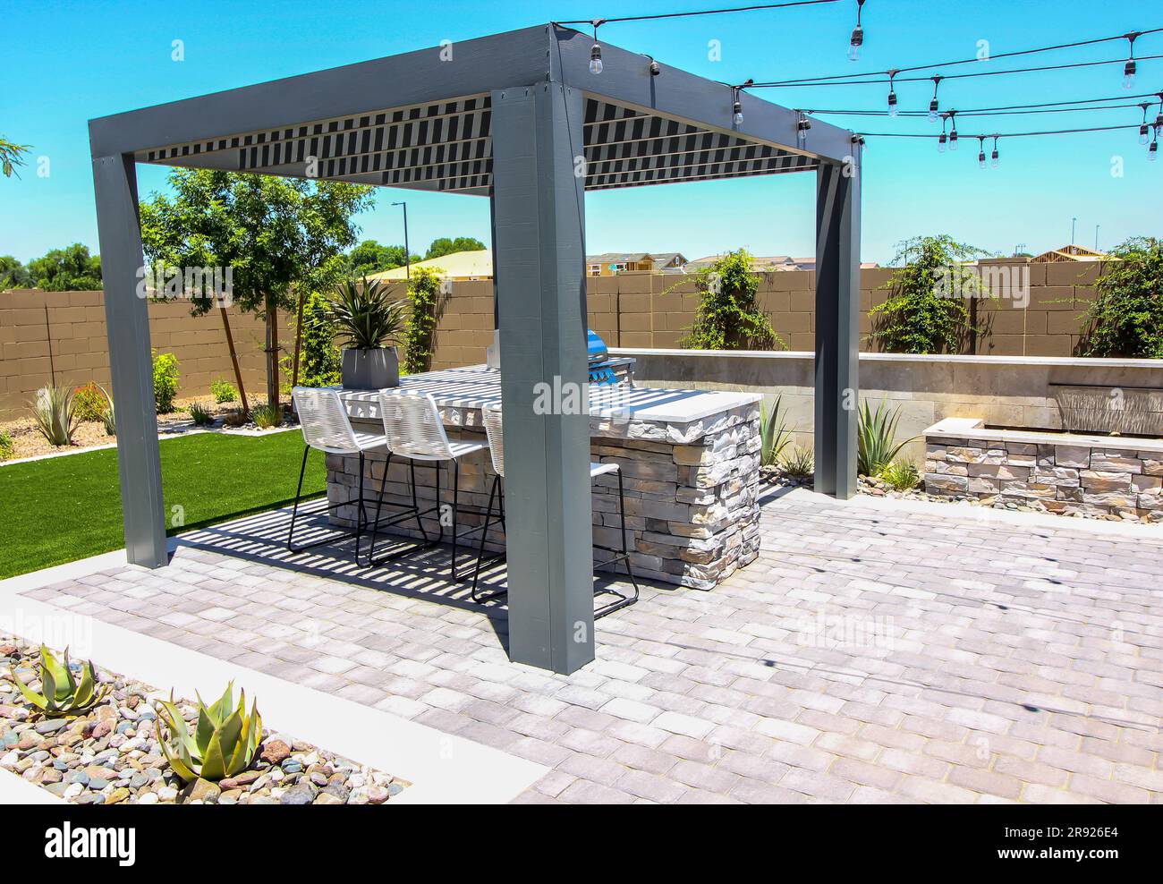 Pergola, area barbecue con sgabelli da bar Foto Stock