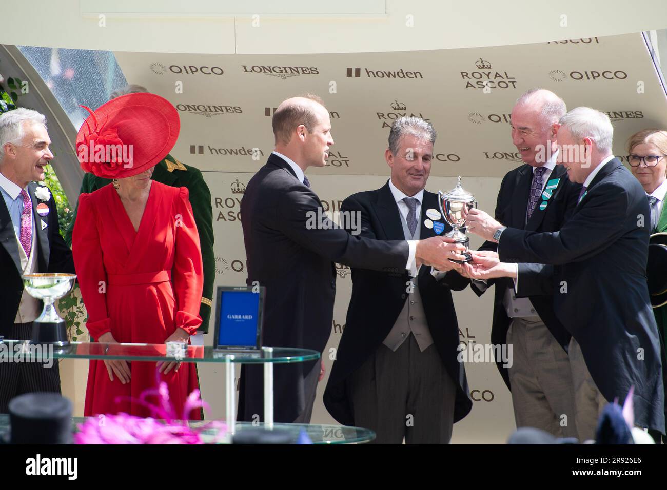 Ascot, Berkshire, Regno Unito. 23 giugno 2023. Catherine, la Principessa di Galles e William, il Principe di Galles, hanno presentato i trofei ai proprietari vincitori, allenatori e fantino della Commonwealth Cup (gruppo 1) (British Champions Series). La gara è stata vinta dal cavallo Shaquille guidato dal fantino Oisin Murphy. Ai proprietari, signori Hughes, Rawlings e o'Shaughnessy, fu consegnato il trofeo vincente e l'allenatore Julie Camacho di Malton. Credito: Maureen McLean/Alamy Live News Foto Stock