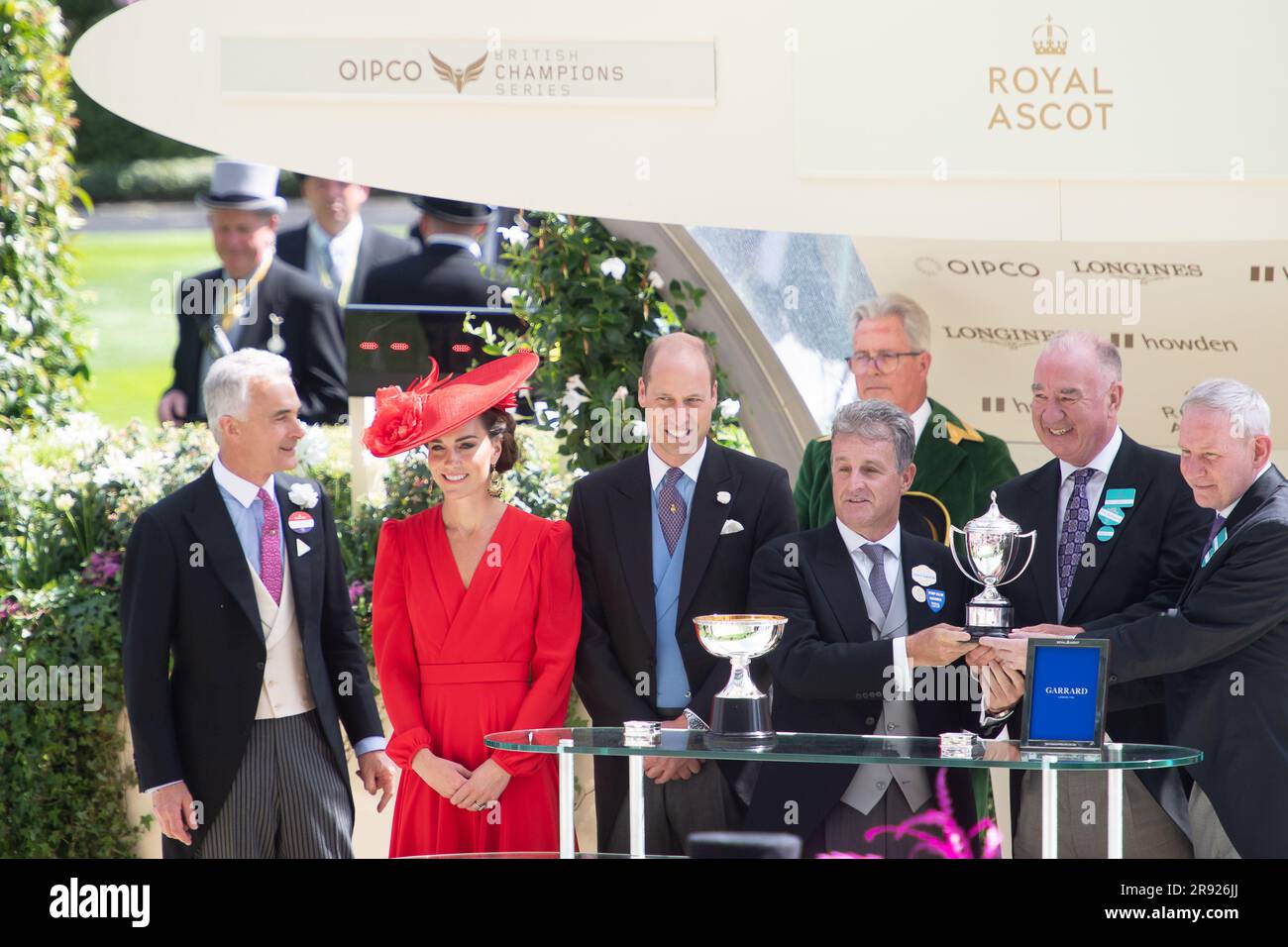 Ascot, Berkshire, Regno Unito. 23 giugno 2023. Catherine, la Principessa di Galles e William, il Principe di Galles, hanno presentato i trofei ai proprietari vincitori, allenatori e fantino della Commonwealth Cup (gruppo 1) (British Champions Series). La gara è stata vinta dal cavallo Shaquille guidato dal fantino Oisin Murphy. Ai proprietari, signori Hughes, Rawlings e o'Shaughnessy, fu consegnato il trofeo vincente e l'allenatore Julie Camacho di Malton. Credito: Maureen McLean/Alamy Live News Foto Stock