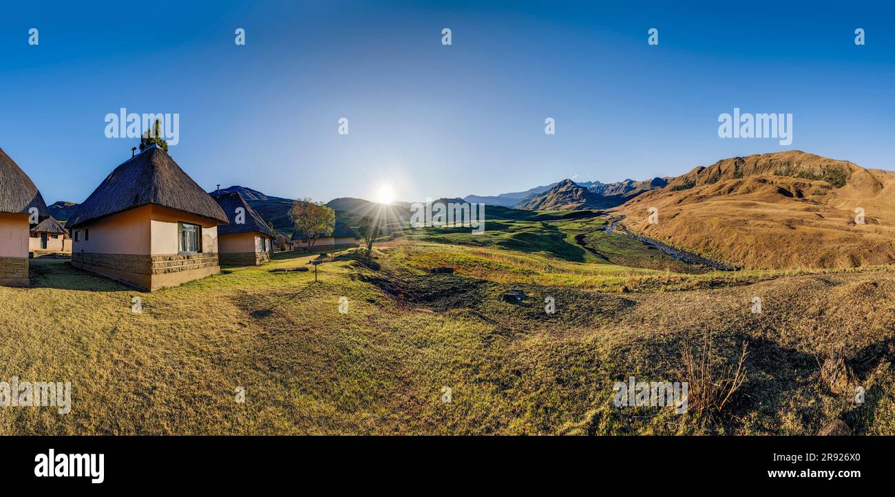 Capanne di fronte alle montagne a KwaZulu-Natal, Drakensberg, Sudafrica Foto Stock