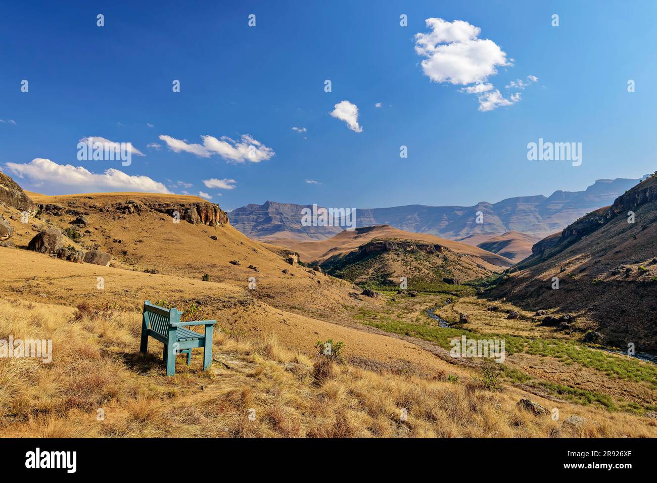 Panchina vuota con vista sul Giant's Castle, KwaZulu-Natal, Drakensberg, Sudafrica Foto Stock