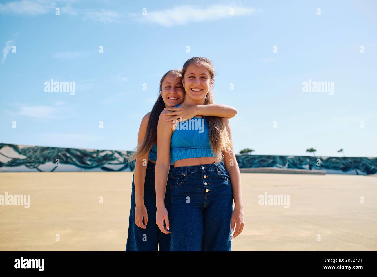 Felici sorelle in piedi nella giornata di sole al parco per skateboard Foto Stock