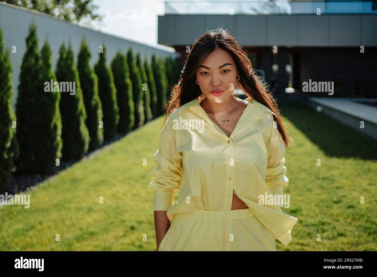 Donna che indossa delle casuali gialle nel cortile Foto Stock