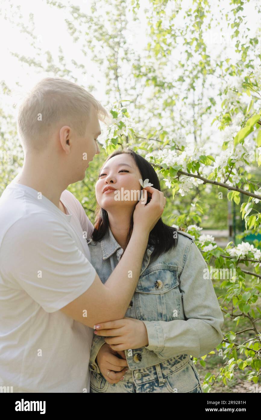 Giovane coppia che fa romanticismo al parco Foto Stock