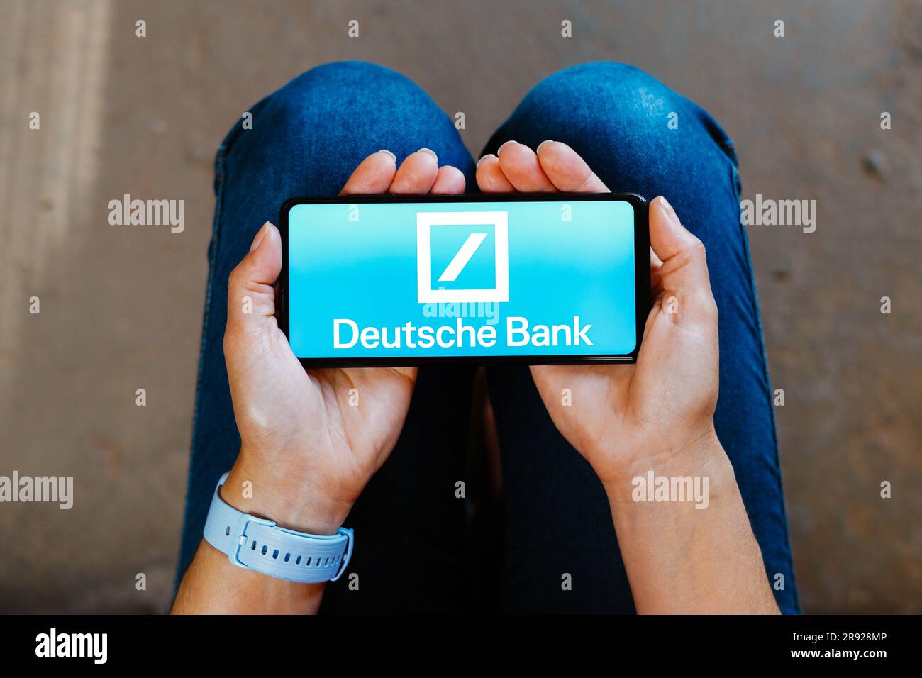 In questa immagine, il logo Deutsche Bank AG viene visualizzato sullo  schermo di uno smartphone mobile Foto stock - Alamy