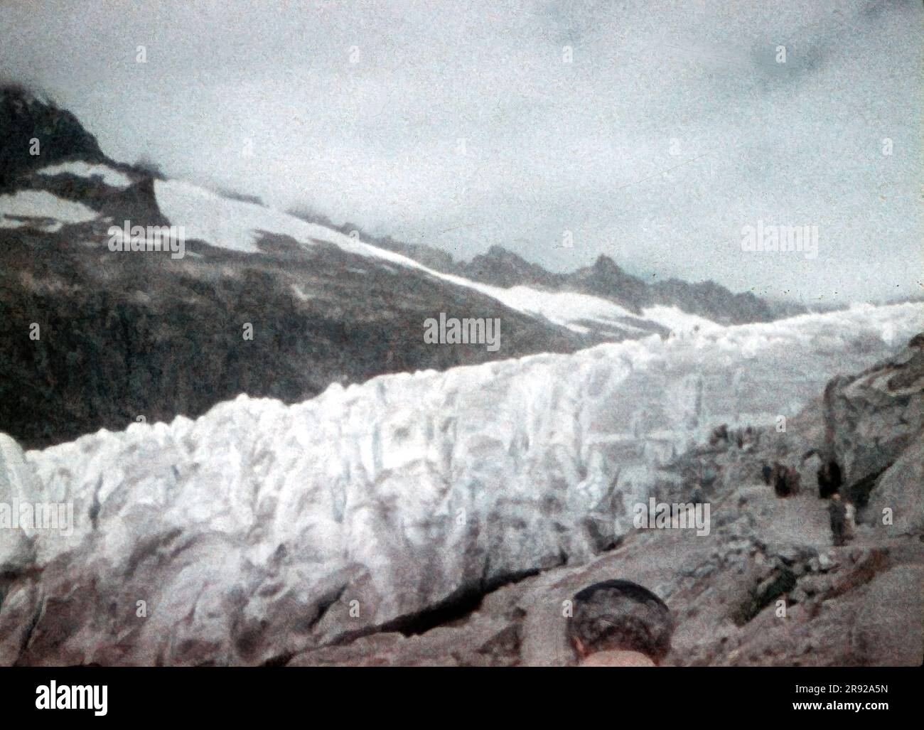 Alla fine degli anni '1950, vista del ghiacciaio del Rodano nelle Alpi svizzere - Tieralplistock. Il ghiaccio del ghiacciaio era alto più di 6 metri. Pellicola per vetrini Minox vintage da 8 mm. Foto Stock