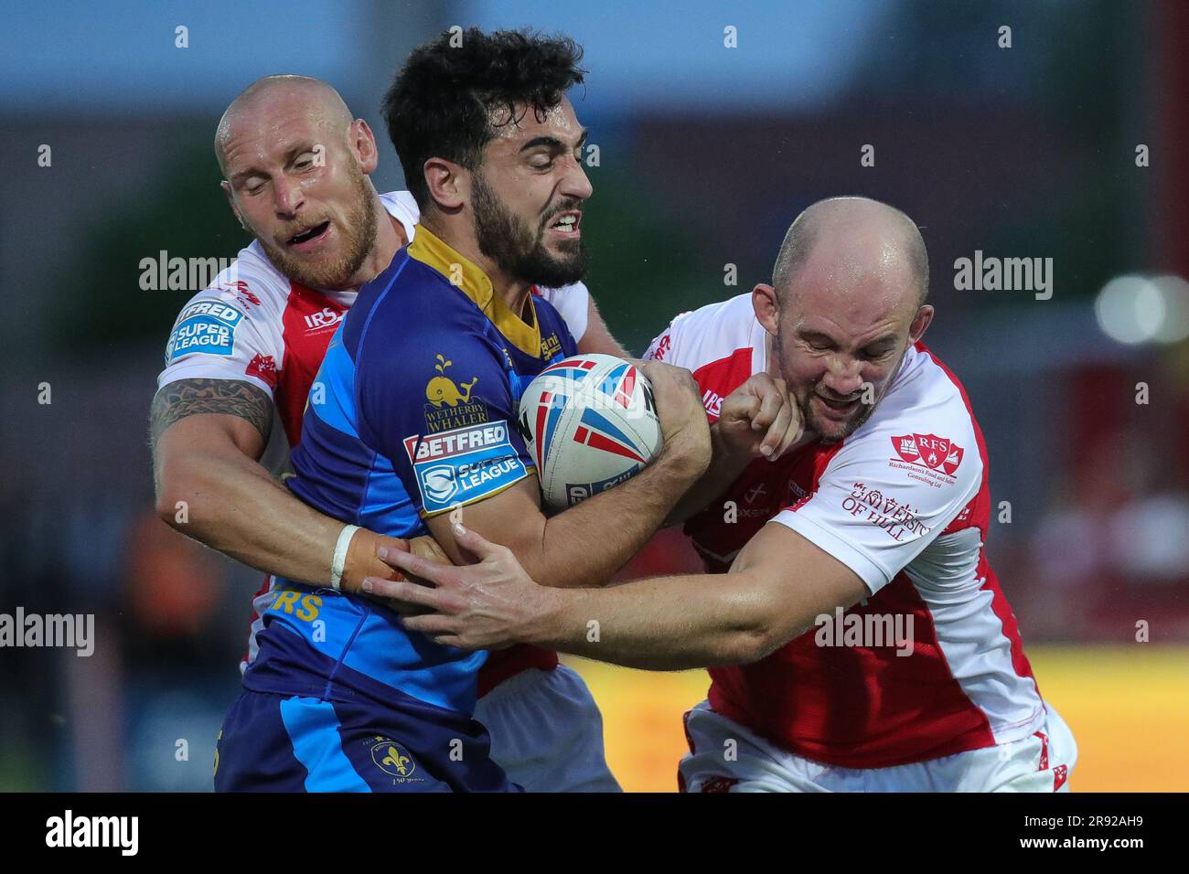 Kingston upon Hull, Regno Unito. 23 giugno 2023. Romain Franco #41 di Wakefield Trinity è affrontato da Dean Hadley #22 di Hull KR e George King #10 di Hull KR durante il Betfred Super League Round 16 match Hull KR vs Wakefield Trinity al Sewell Group Craven Park, Kingston Upon Hull, Regno Unito, 23 giugno 2023 (Foto di James Heaton/News Images) a Kingston upon Hull, Regno Unito il 23/6/2023. (Foto di James Heaton/News Images/Sipa USA) credito: SIPA USA/Alamy Live News Foto Stock