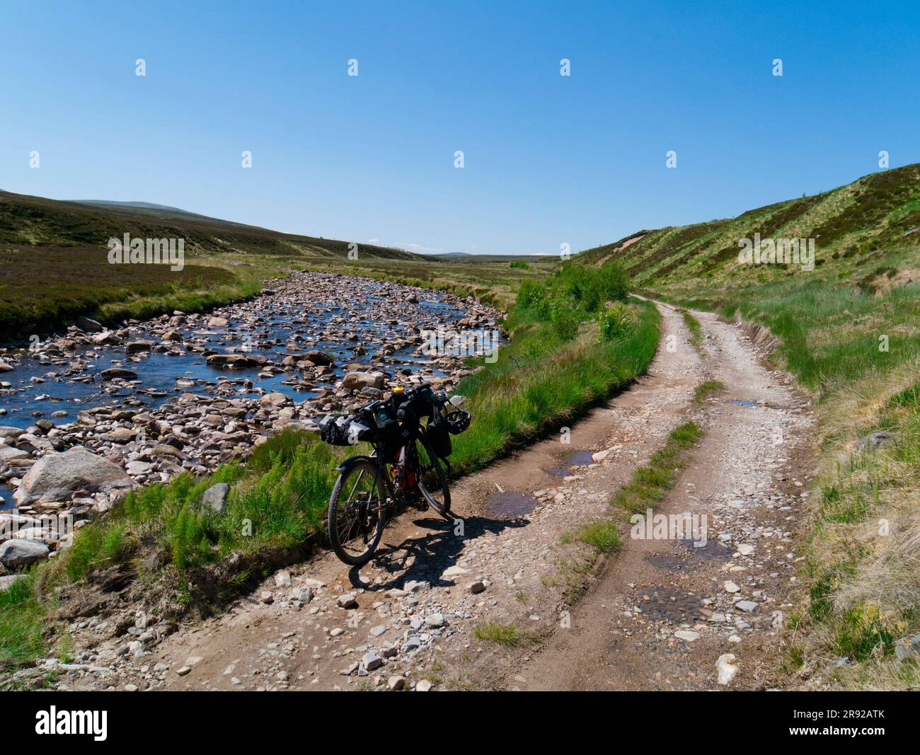 Pedalando lungo il sentiero attraverso Glen Geldie, Grampian Foto Stock