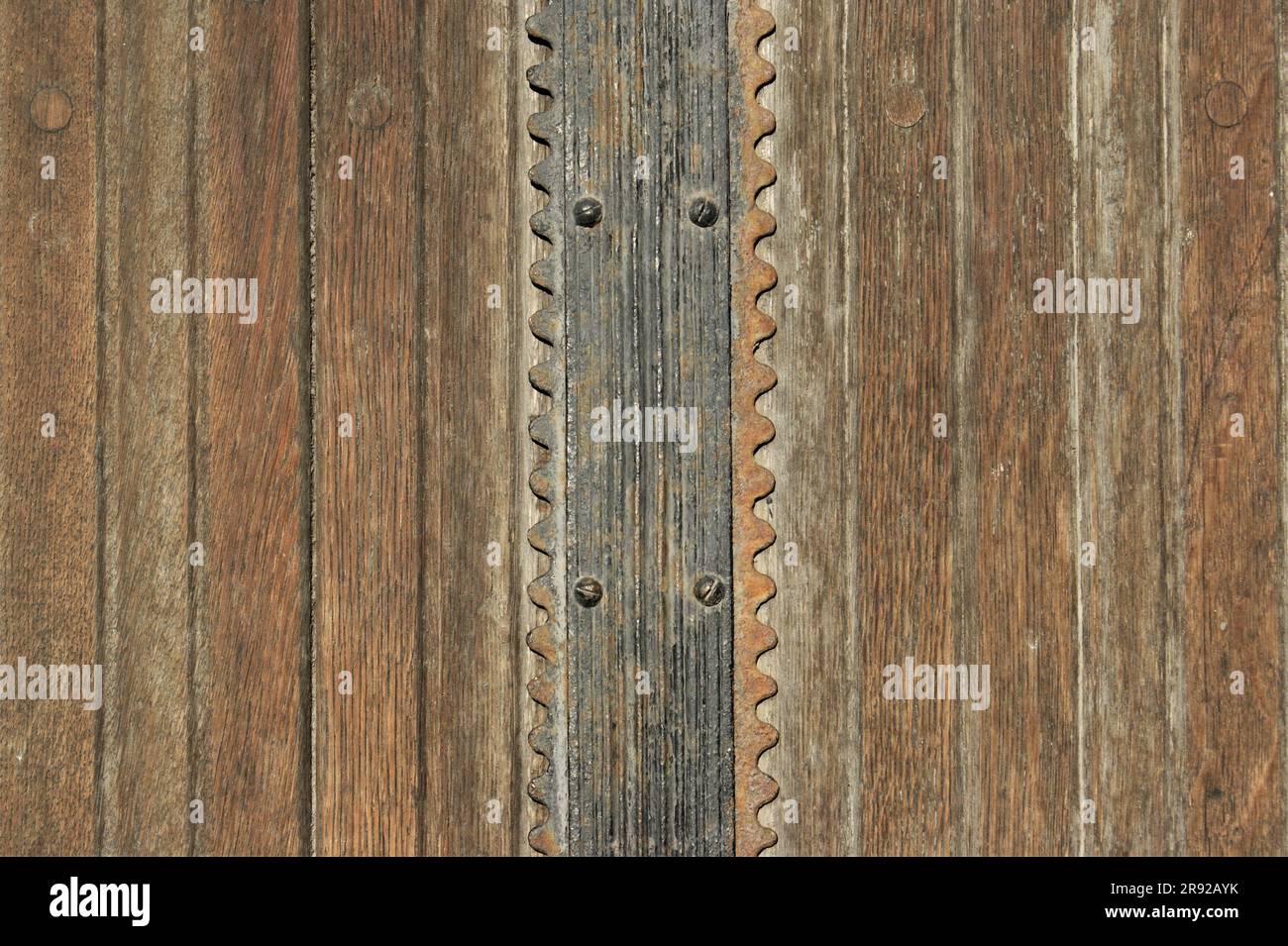 Porte antiche con elementi metallici. Frammento di una vecchia porta Foto Stock