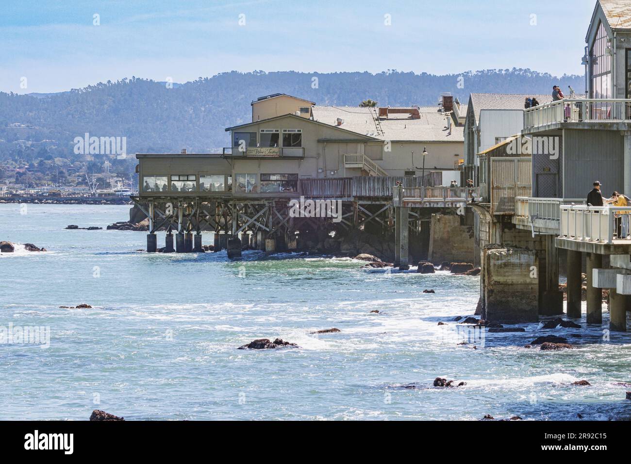 Old Fish cannery con ristorante sulla costa, USA, California, Monterey Foto Stock