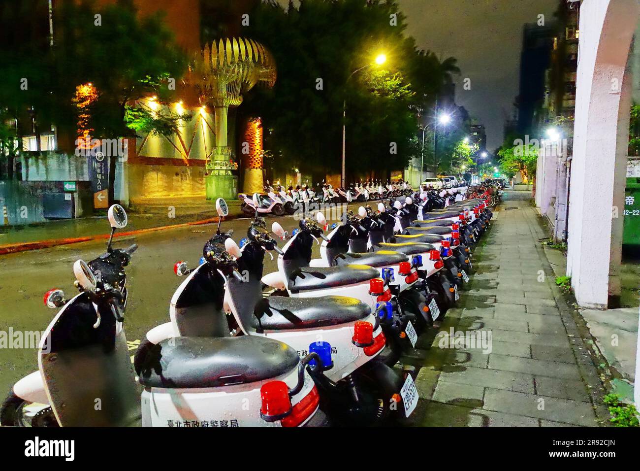 Gli scooter della polizia si sono allineati e aspettano il loro turno, stazione di polizia di Heping East Road , Taiwan, Taipeh Foto Stock