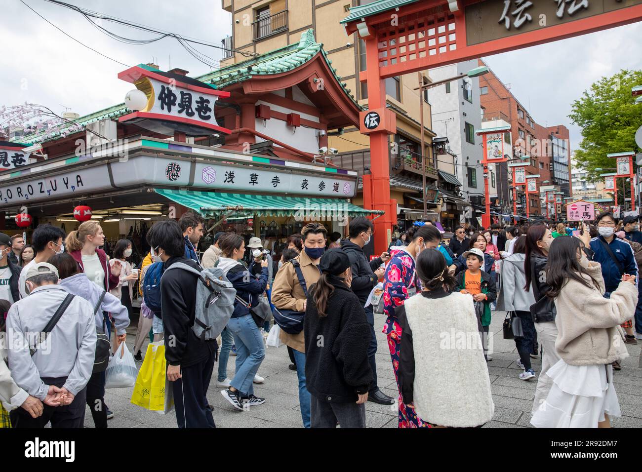 Quartiere di Asakusa Tokyo, negozi di strada Nakimese e gente che conduce al tempio Sensoji, il tempio più antico di Tokyo, Giappone, Asia, 2023 Foto Stock