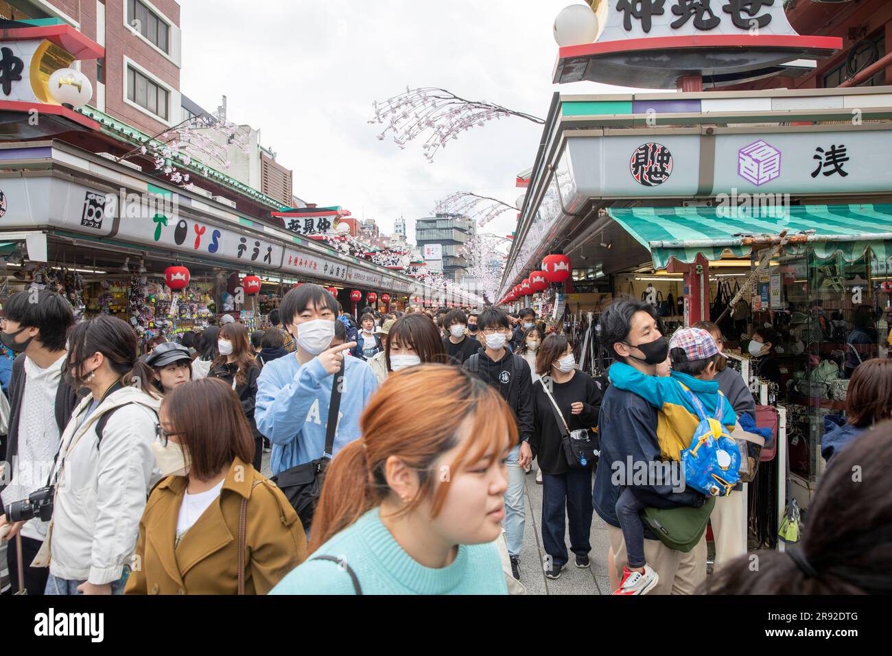 Quartiere di Asakusa Tokyo, negozi di strada Nakimese e gente che conduce al tempio Sensoji, il tempio più antico di Tokyo, Giappone, Asia, 2023 Foto Stock