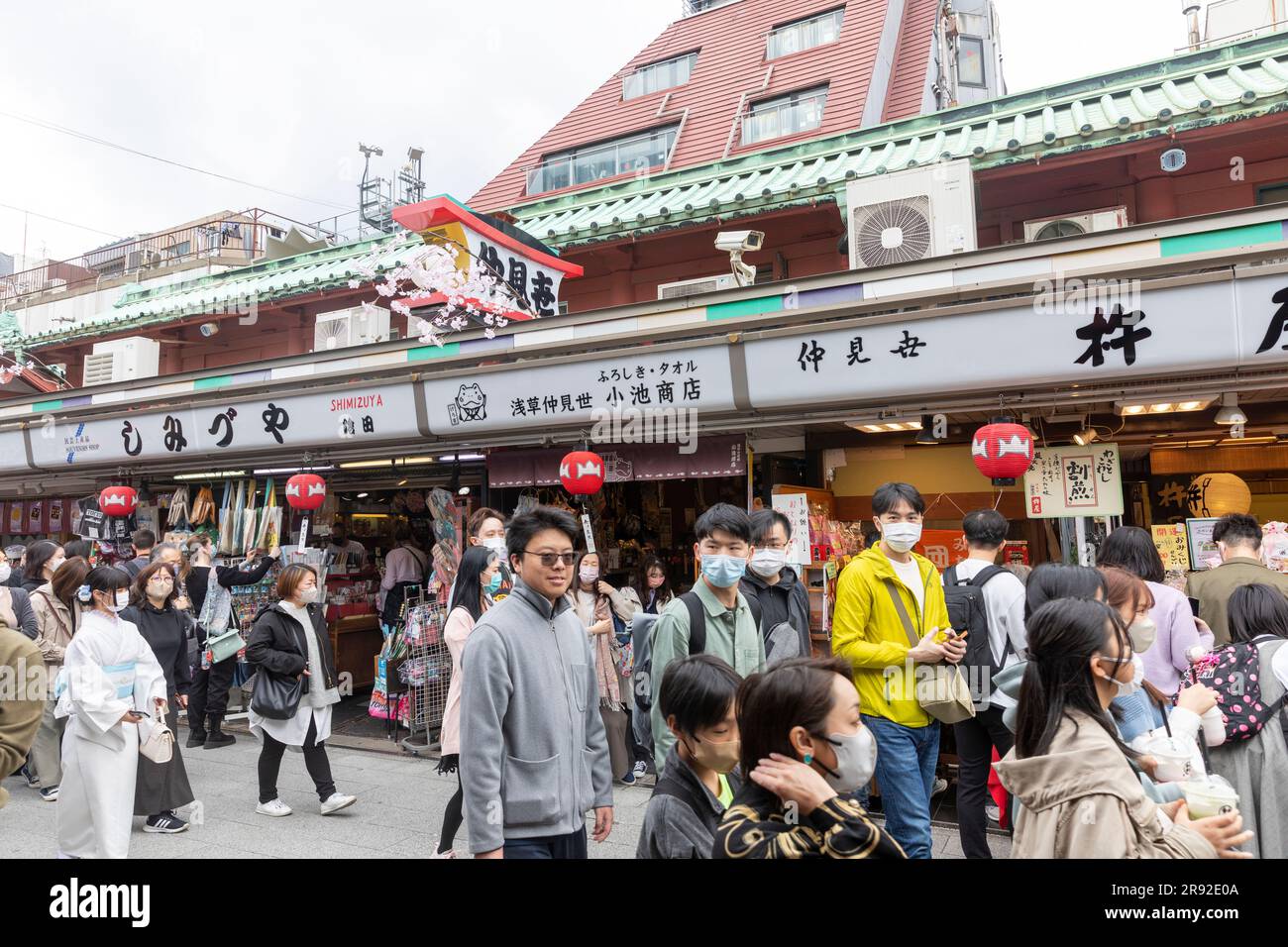 Quartiere di Asakusa Tokyo, negozi di strada Nakimese e gente che conduce al tempio Sensoji, il tempio più antico di Tokyo, Giappone, Asia, 2023 Foto Stock