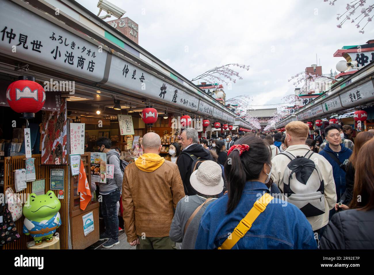 Quartiere di Asakusa Tokyo, negozi di strada Nakimese e gente che conduce al tempio Sensoji, il tempio più antico di Tokyo, Giappone, Asia, 2023 Foto Stock