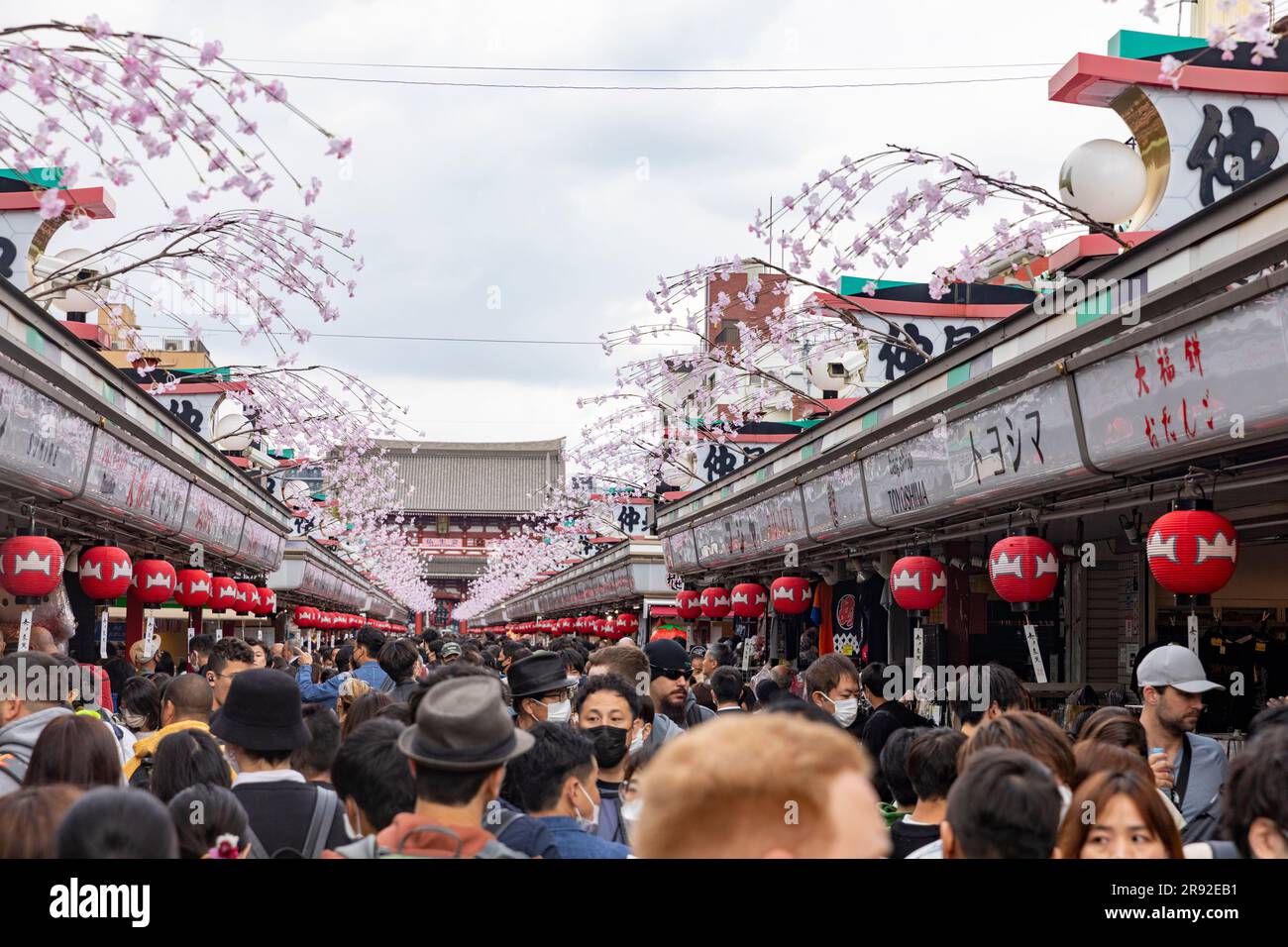 Quartiere di Asakusa Tokyo, negozi di strada Nakimese e gente che conduce al tempio Sensoji, il tempio più antico di Tokyo, Giappone, Asia, 2023 Foto Stock