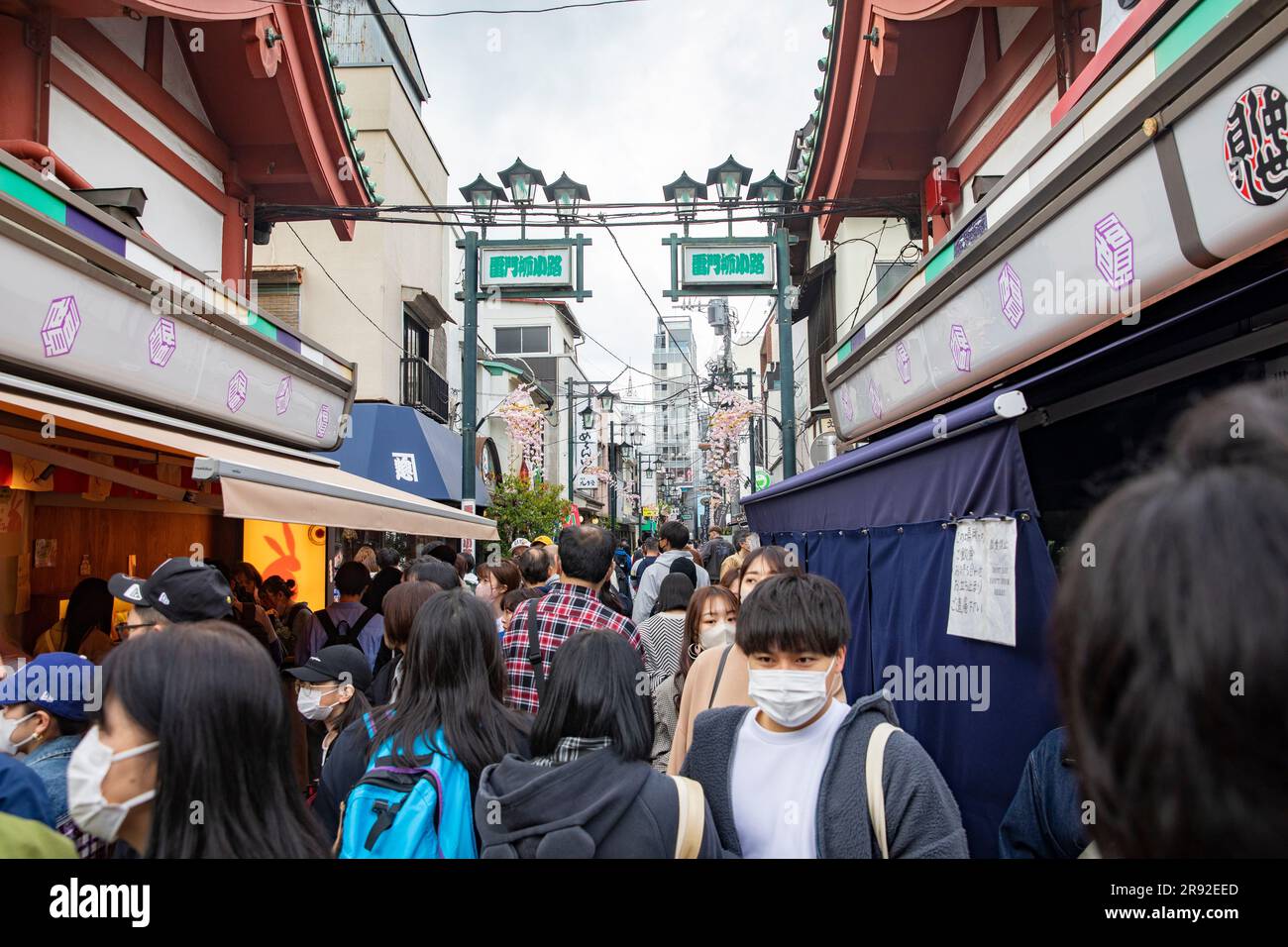 Quartiere di Asakusa Tokyo, negozi di strada Nakimese e gente che conduce al tempio Sensoji, il tempio più antico di Tokyo, Giappone, Asia, 2023 Foto Stock