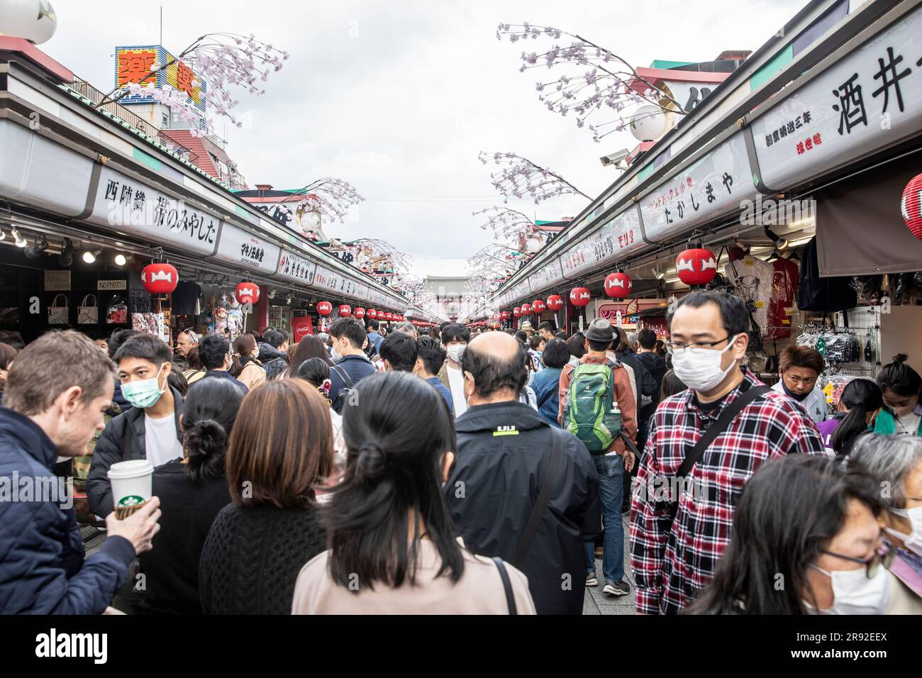 Quartiere di Asakusa Tokyo, negozi di strada Nakimese e gente che conduce al tempio Sensoji, il tempio più antico di Tokyo, Giappone, Asia, 2023 Foto Stock