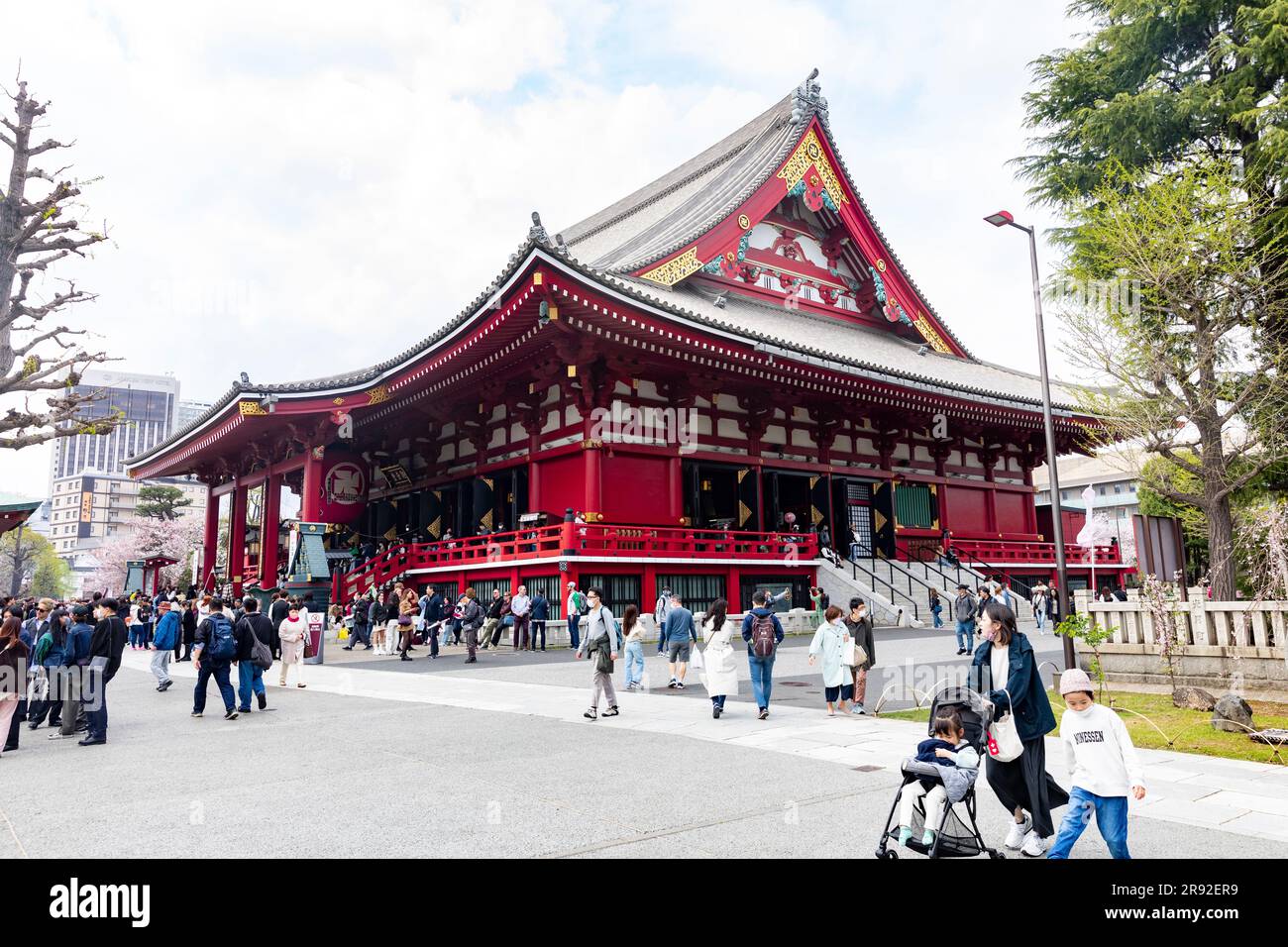 Tempio senso-Ji il tempio più antico di Tokyo nel quartiere di Asakusa, 2023, visitatori e turisti camminano per i giardini del tempio e la sala principale, Giappone, Asia Foto Stock