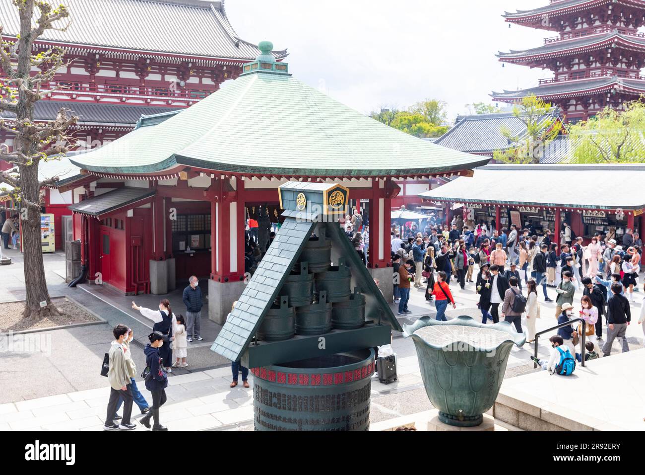Tempio senso-Ji il tempio più antico di Tokyo nel quartiere di Asakusa, 2023, visitatori e turisti camminano per i giardini del tempio, Giappone, Asia Foto Stock